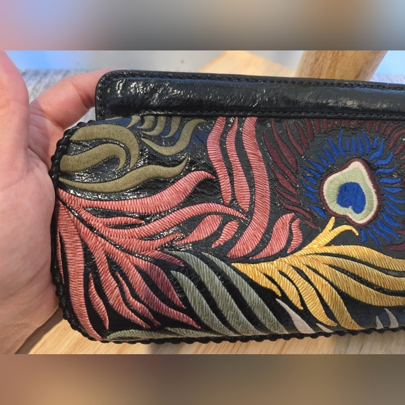 Isabella fiore embroidered clutch black patent leather material - Picture 5 of 6